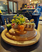 Tábua redonda de sushi variado apresentada à mesa no Koen Sushi
